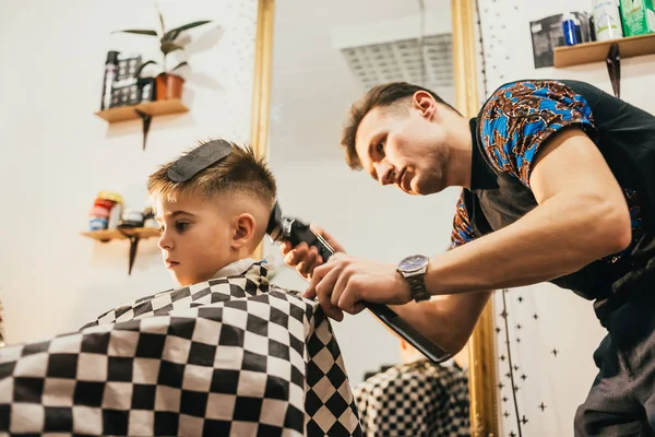 Barbeiro Jovem Fazendo Corte Cabelo Menino Salão — Fotografia de Stock