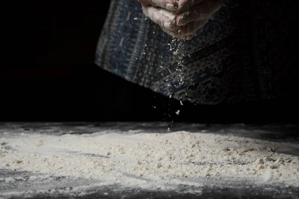 Bijgesneden Schot Van Vrouw Zeven Bloem Het Maken Van Deeg — Stockfoto