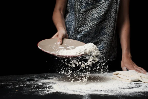 Seção Meio Mulher Peneirando Farinha Fazendo Massa — Fotografia de Stock