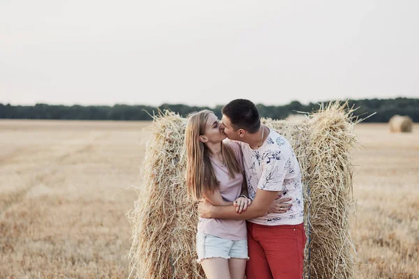 Hermosa Feliz Joven Pareja Cerca Fardos Heno Campo Durante Cosecha —  Fotos de Stock