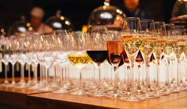 Vasos Con Bebidas Alcohólicas Sobre Mesa Restaurante — Foto de Stock