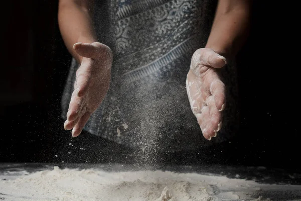 Cropped Shot Woman Sifting Flour Preparing Dough — 스톡 사진
