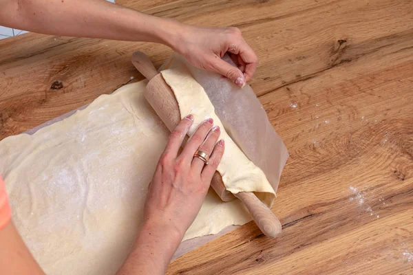 Colpo Ritagliato Donna Che Prepara Pasta Con Mattarello Tavolo Legno — Foto Stock