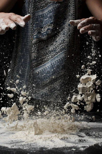 小麦粉をふるいにかけ生地を作る女性の切り取られたショット — ストック写真