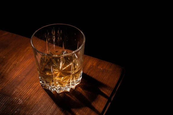 Szklanka Whisky Kostkami Lodu Drewnianym Stole — Zdjęcie stockowe