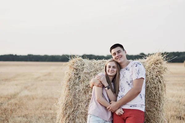 Hermosa Feliz Joven Pareja Cerca Fardos Heno Campo Durante Cosecha —  Fotos de Stock