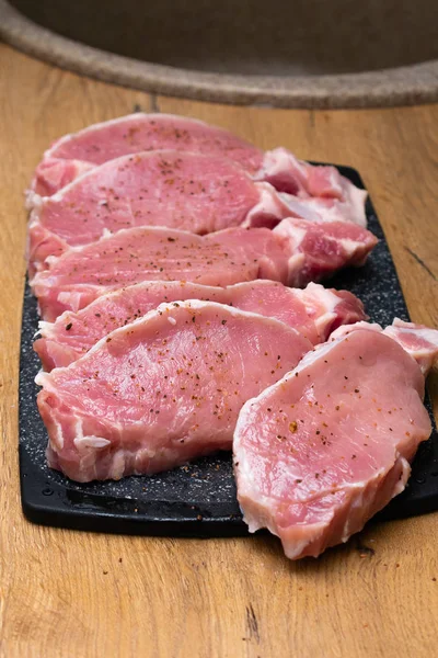 Close Zicht Verse Rauwe Steaks Met Specerijen Snijplank Houten Tafel — Stockfoto