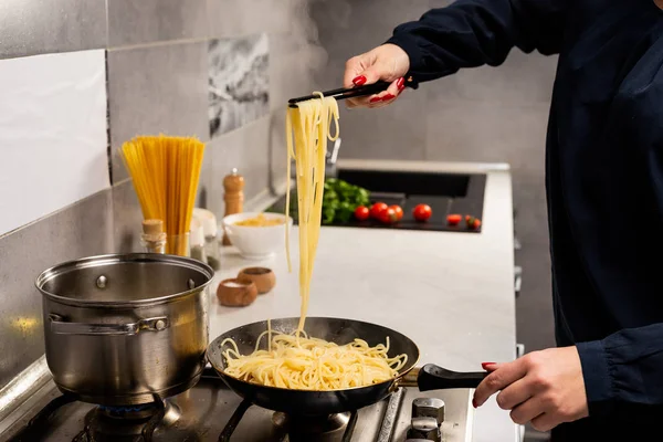 Sebagian Tampilan Orang Memasak Pasta Italia Gourmet Dapur — Stok Foto