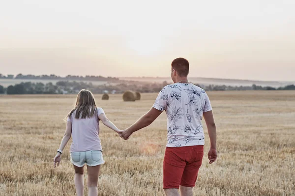 Feliz Joven Pareja Cerca Fardos Heno Hermoso Campo Durante Cosecha —  Fotos de Stock