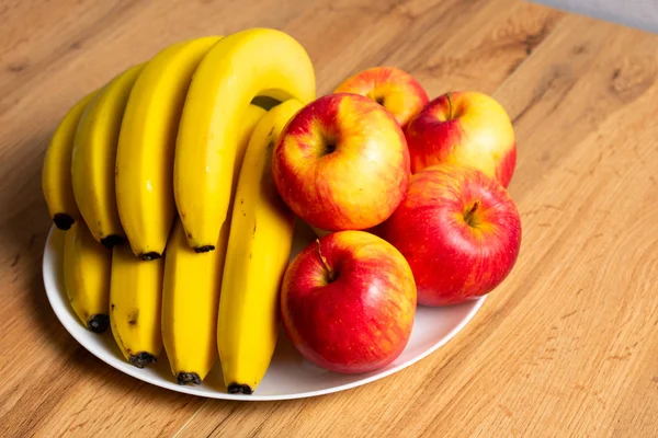 Close Zicht Van Verse Biologische Bananen Appels Bord Houten Tafel — Stockfoto