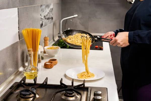 Potret Seorang Wanita Memasak Pasta Italia Yang Lezat Dapur — Stok Foto