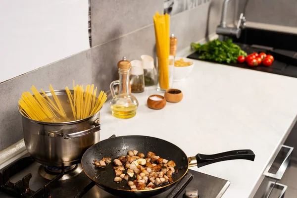 Vista Perto Cozinhar Macarrão Italiano Fogão Cozinha — Fotografia de Stock