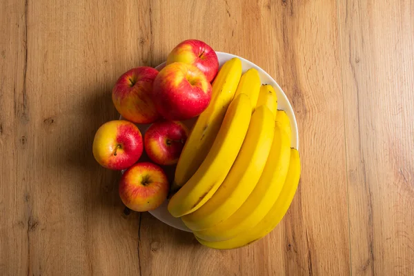 Oversikt Ferske Modne Bananer Epler Plater Trebord – stockfoto