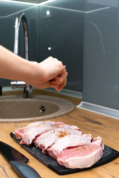Foto Wanita Yang Sedang Menyiapkan Steak Mentah Segar Dapur — Stok Foto