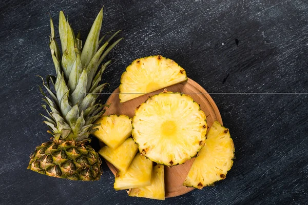Verse Ananas Donkere Achtergrond — Stockfoto