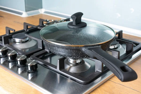 Hoge Hoek Uitzicht Koekenpan Moderne Kachel Houten Teller Keuken — Stockfoto