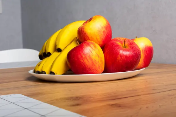 Vue Rapprochée Des Bananes Fraîches Mûres Des Pommes Sur Une — Photo