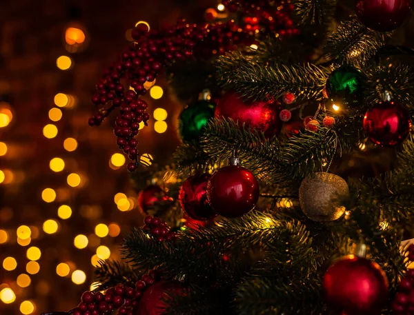 Όμορφο Χριστουγεννιάτικο Δέντρο Λαμπερό Κόκκινο Και Πράσινο Στολίδια — Φωτογραφία Αρχείου