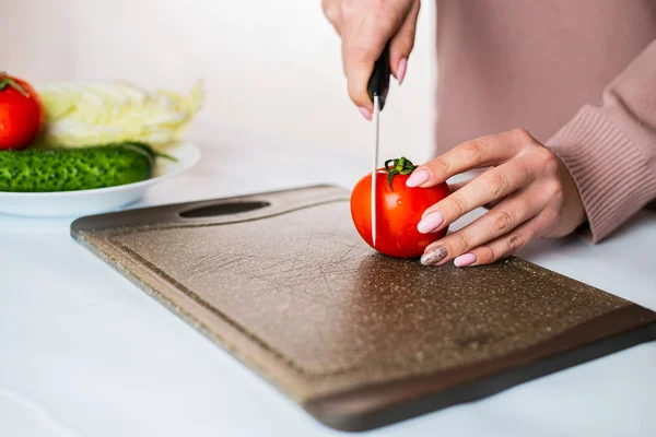 Cropped Shot Woman Chopping Fresh Ripe Tomato Salad — Stock Photo, Image