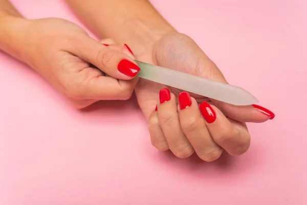 Primer Plano Vista Parcial Mujer Haciendo Manicura Sobre Fondo Rosa — Foto de Stock