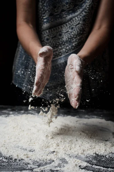 小麦粉をふるいにかけ生地を作る女性の中央部は — ストック写真