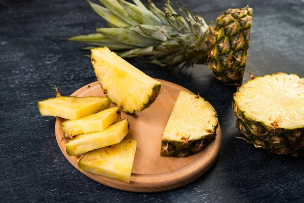 Close Zicht Van Verse Gesneden Ananas Houten Plank Zwarte Achtergrond — Stockfoto