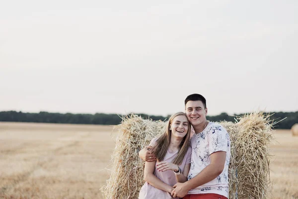Beautiful Happy Young Couple Hay Bales Field Harvest — Stock Photo, Image