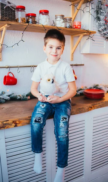 Lindo Niño Feliz Sentado Cocina Sonriendo Cámara Navidad — Foto de Stock