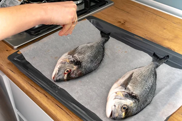 Potret Wanita Memasak Ikan Lezat Baking Tray — Stok Foto