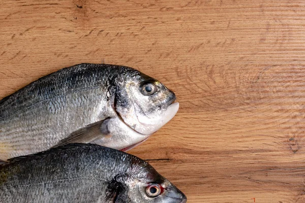 Close View Fresh Raw Fish Wood Table — Stok Foto