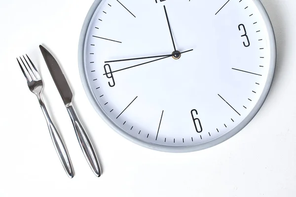 Draufsicht Auf Runde Uhr Und Gabel Mit Messer Auf Weißem — Stockfoto