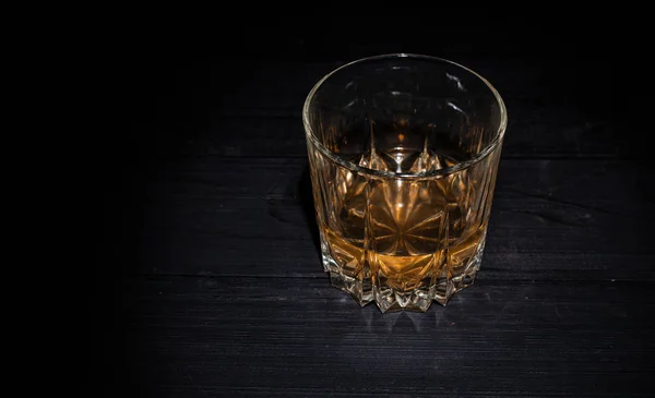 Szklanka Whisky Kostkami Lodu Drewnianym Stole — Zdjęcie stockowe