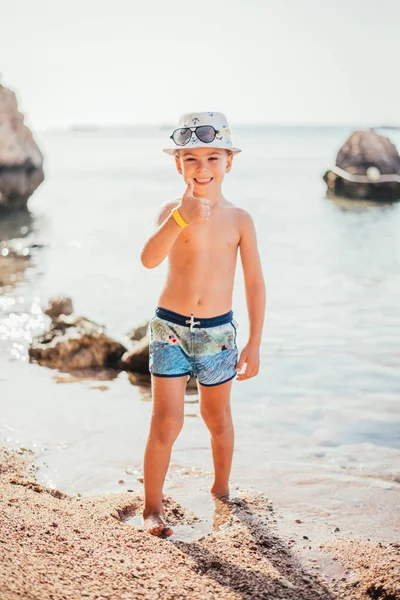Uroczy Szczęśliwy Chłopczyk Stojący Morskiej Wodzie Letni Dzień — Zdjęcie stockowe