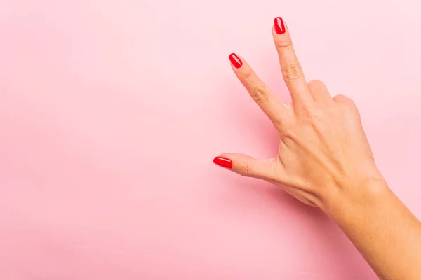 Recortado Tiro Mujer Gesto Con Mano Sobre Fondo Rosa — Foto de Stock