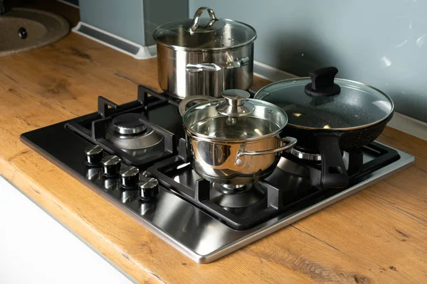 Shiny Pans Stove Wooden Counter Modern Kitchen Interior — Stock Photo, Image