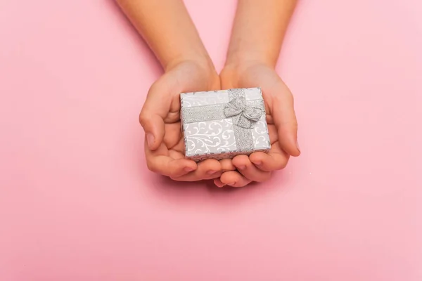 Recortado Tiro Persona Sosteniendo Caja Regalo Sobre Fondo Rosa — Foto de Stock