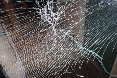 Ana yerleşim yerinin ön camları kırılmış. Hırsız tarafından çekiçle yapılmış. Vandalizm, sigorta, alarm kavramı.