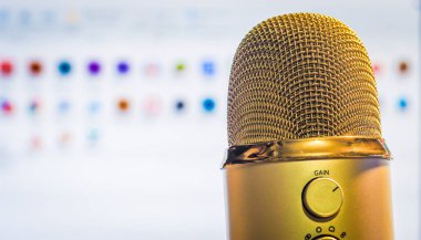 Altın mikrofon bilgisayar ana ekran arkaplanına yakın