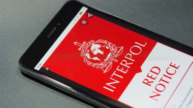 Bordeaux, Fransa - 04 Ocak 2020: Cep telefonu ekranında Interpol Kırmızı Bildirisi