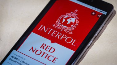 Bordeaux, Fransa - 04 Ocak 2020: Cep telefonu ekranında Interpol Kırmızı Bildirisi
