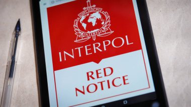 Bordeaux, Fransa - 04 Ocak 2020: Cep telefonu ekranında Interpol Kırmızı Bildirisi