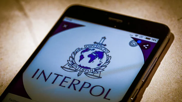 Bordeaux, França - 04 de janeiro de 2020: Logotipo azul da Interpol exibido na tela do telefone móvel — Fotografia de Stock
