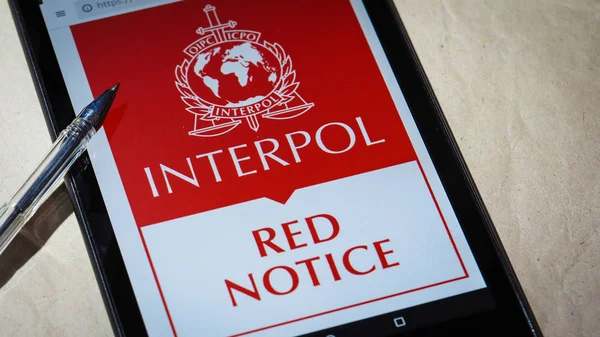 Bordeaux, França - 04 de janeiro de 2020: Aviso vermelho da Interpol exibido na tela do telefone pessoal móvel — Fotografia de Stock