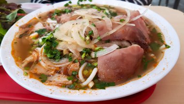 Vietnamlı Baharatlı Noddles Bun Bo Hue. Hue 'nun spesiyali, Orta Vietnam' da bir şehir.