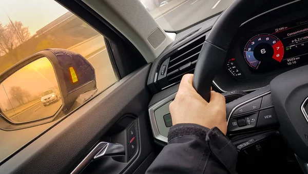 Водіння автомобіля на трасі в туманну погоду, внутрішній кут зору водія і бічне дзеркало заднього виду — стокове фото