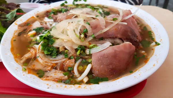 Vietnamese Spicy Noddles Bun Bo Hue. Speciality of Hue, a city in central Vietnam — Stock Photo, Image