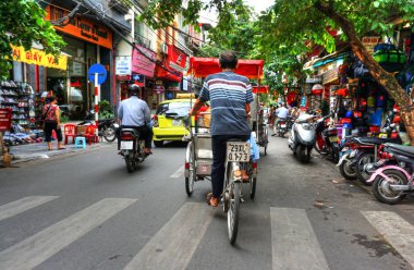 Hanoi, Vietnam, 28 Temmuz 2015, Hanoi 'de Rickshaw gezisi, şehri keşfetmek için üç tekerlekli bisiklet..