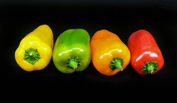 Vier Vers Geplukte Paprika Gele Groene Oranje Rode Kleuren — Stockfoto