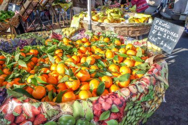 Bordeaux, Fransa, 06 Aralık 2015: Pazar pazarı, üreticiler, çiftçiler ürünlerini piyasada satmak için getiriyorlar. Biraz taze meyve..
