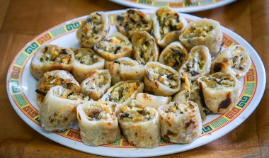 Vietnam vejetaryen çıtır börekleri sebze, vermicelli, tofu ve ahşap mantarlı.